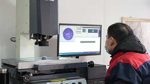 Cu viziune clară și îndrumări precise, stabilim ferm linia de apărare a calității pentru matrițe.